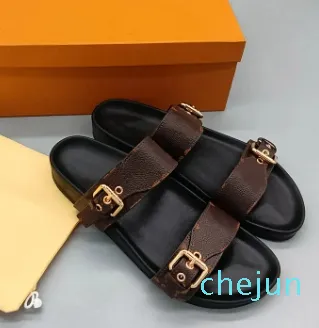 Chinelos de praia femininos Flat Mule Designer esfriam sem esforço com fivelas douradas ajustadas