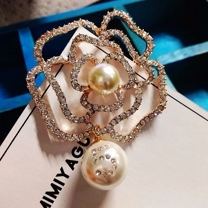 Pins Brooches Luxury No 5 Pearls Crystal Brooches Flower Broach Jewelry For Women Korea Jewlery Style Lapel 230411