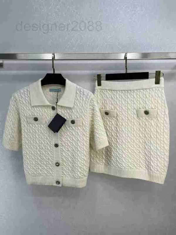 Tweedelige kledingontwerper 2023 Nieuwe Spring Dames reversnek Korte mouw trui en rokken merk dezelfde stijl 2 s sets Hy7t