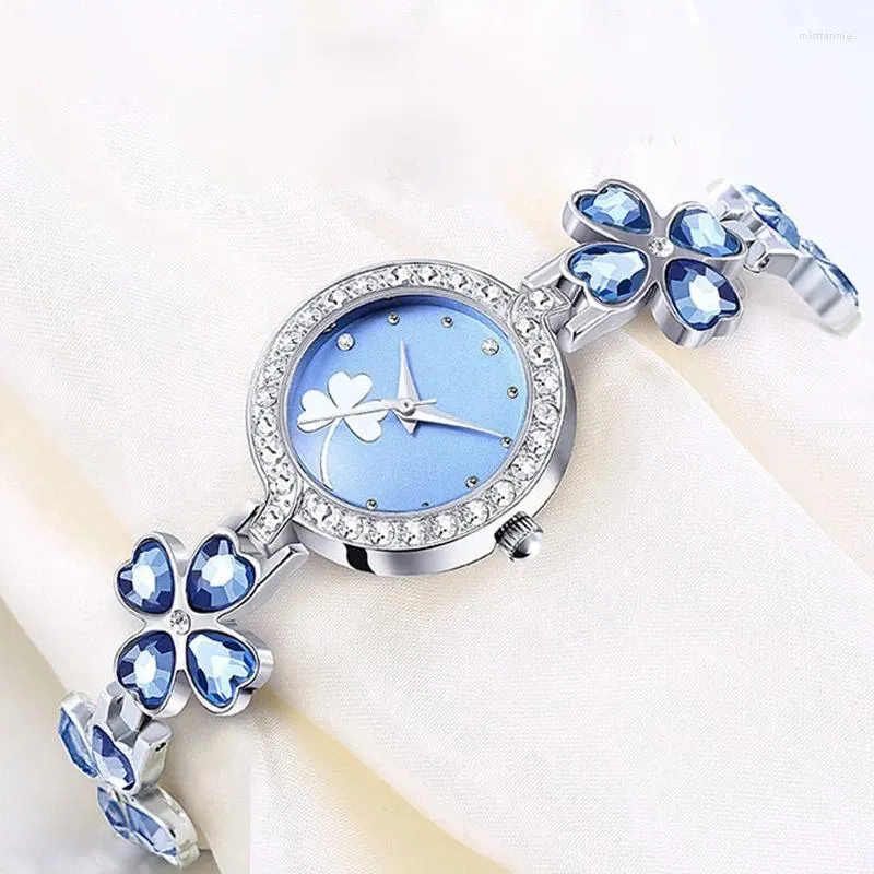 Armbanduhren Einfache trendige Damenuhren Fashion Clover Dial Watch Süßes Armband Casual Ladies Quartz Wirstwatch