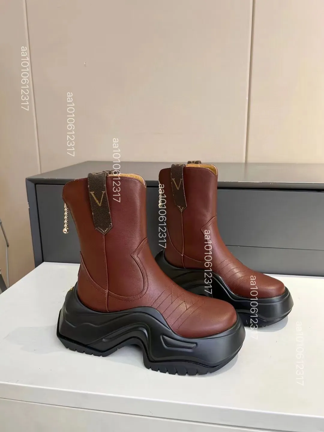 2024 Hot Aus Boots 클래식 짧은 미니 여성 스노우 부츠 따뜻한 부츠 남자 여성 플러시 캐주얼 따뜻한 부츠 부티 양모 스웨이드 신발 밤나무 무료 교통