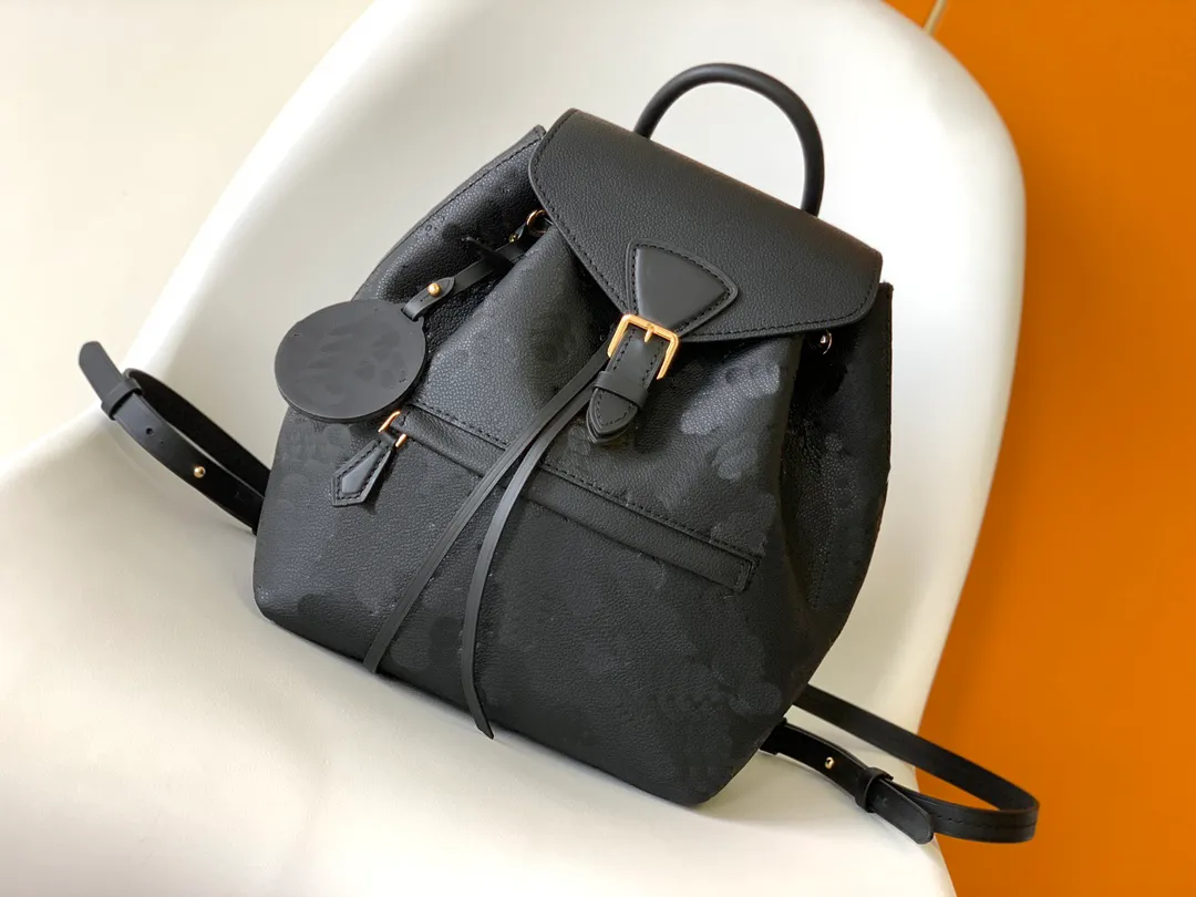 Mochila de luxo designer 2023 com alça de ombro ajustável com fivela de metal retrô e pingente