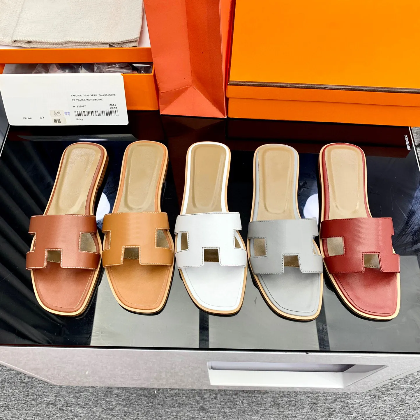 Projektowne kapcie płaskie skórzane sandały dla kobiet panie letnie swobodny moda luksusowy klasyczny solidne slajdy plażowe buty domowe z pudełkiem