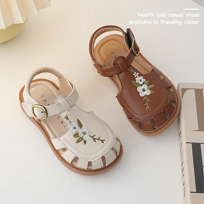 Första vandrare flickor läder prinsessa sandaler 2023 sommar retro barfota broderade blommor halva sandaler 230411