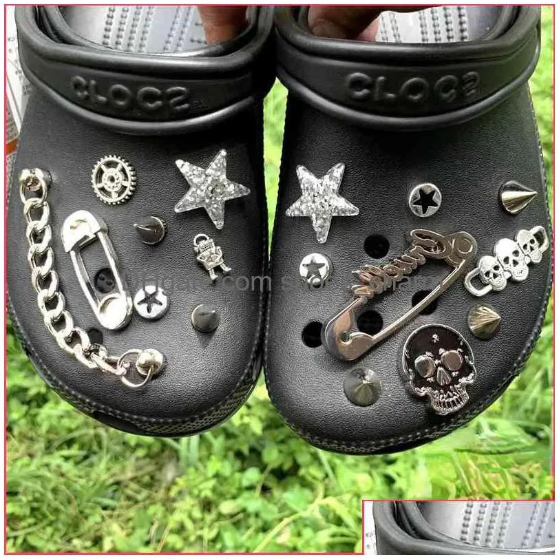 Pièces de chaussures Accessoires Métal Punk Croc Charms Designer Vintage Pin Rivet Chaîne Décoration Sabots Enfants Garçons Femmes Filles Cadeaux Charme Dhkjw