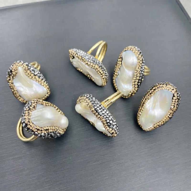 Ringas de banda Ringas barrocas naturais perfiladas de água doce Pérola é o presente de jóias para banquete de casamento da moda e requintado feminino 230410