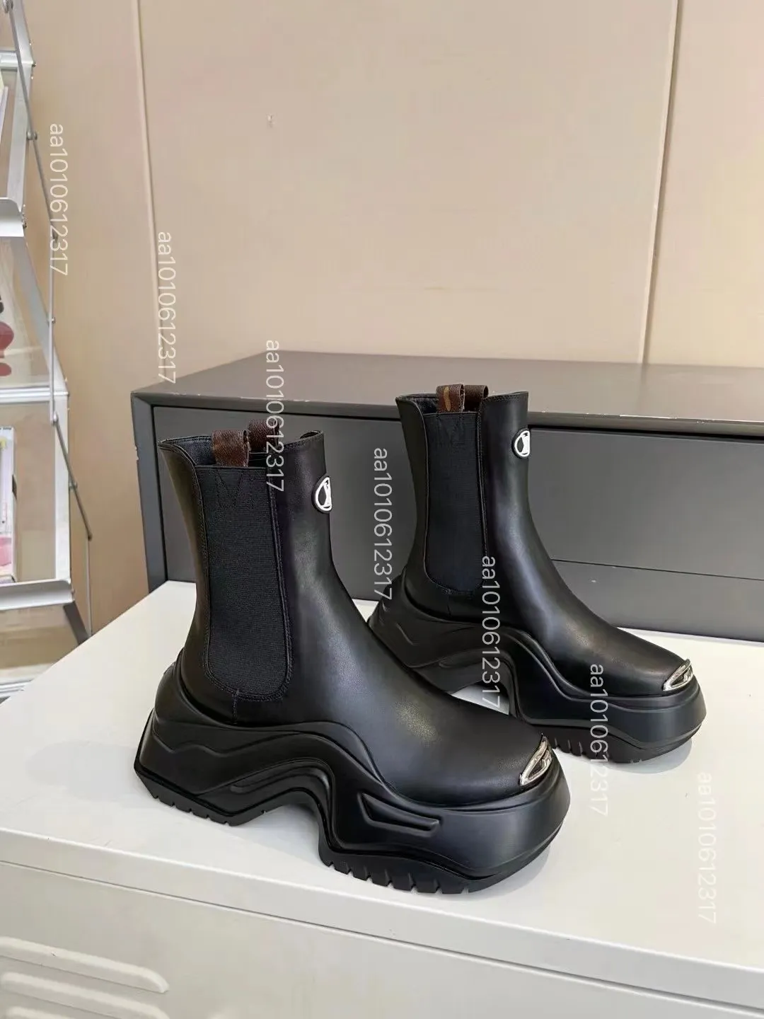 2024 Comfortable flat bottom casual suede Chelsea boots thick soled leather overshoot combat color contrast low heel Martin ankle luxury designer Knight boots 42