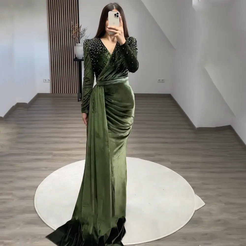 Moderne grüne Velours-Abendkleider Mermaid Long Luxury 2023 V-Ausschnitt, volle Ärmel, geraffte Perlenstickerei, Sweep-Zug Robes De Soiree
