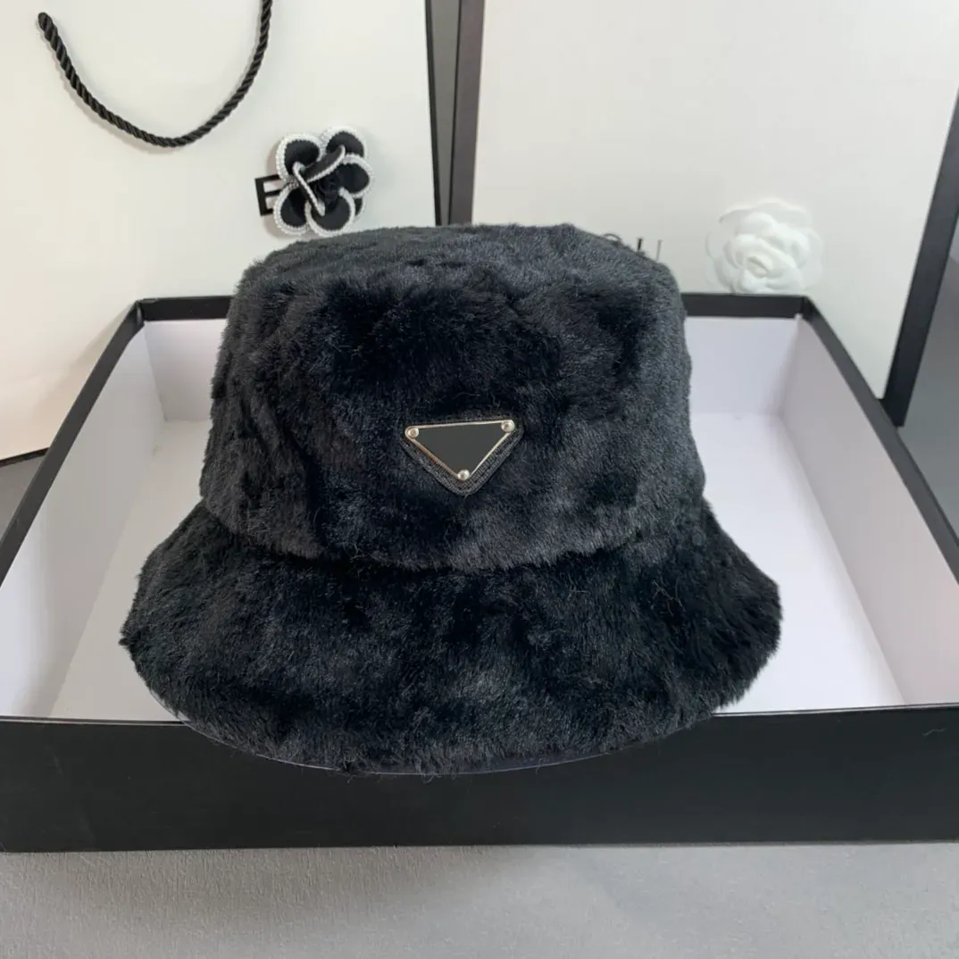 Marca de moda designer balde chapéus masculino e feminino outono e inverno pelúcia cor sólida quente metal triângulo chapéu presente a65
