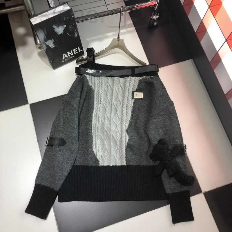 Kadın Sweaters Designer 2023 Sonbahar ve Kış Yeni Saf Desire Stil Tatlı Serin Seksi Mizaç Baharatlı Kız Küçük Ayı Bir Omuz Örme Kazak 6lp3