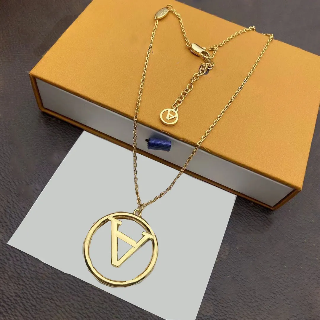Luxurys Necklace Designer Simple Roundel Letters Necklaces Women Stainless Steel Couple Pendants Leisure Style Personalized Vintage Jewelry Lovers good nice