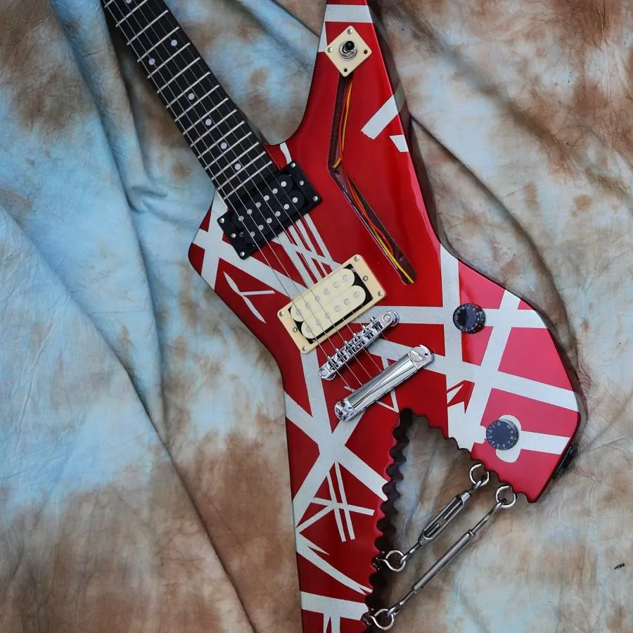 Edward Van Halen rayé série requin satin uréthane bordeaux métallisé argent rouge rayures guitare électrique crochets à œil chromés tendeurs fil tressé