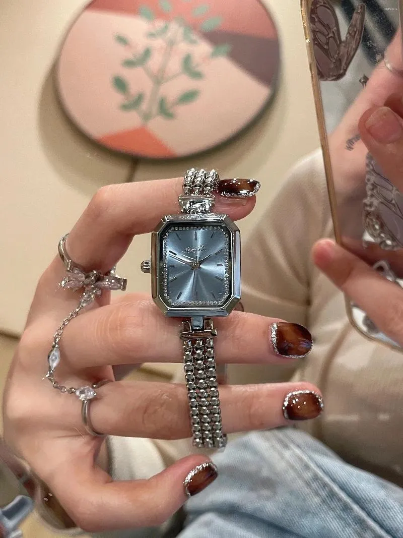 Montres-bracelets Tempérament de luxe Cadran de diamant complet Montre pour femme Exquise Mode Bracelet Bracelet Design Femmes Casual Bande en acier