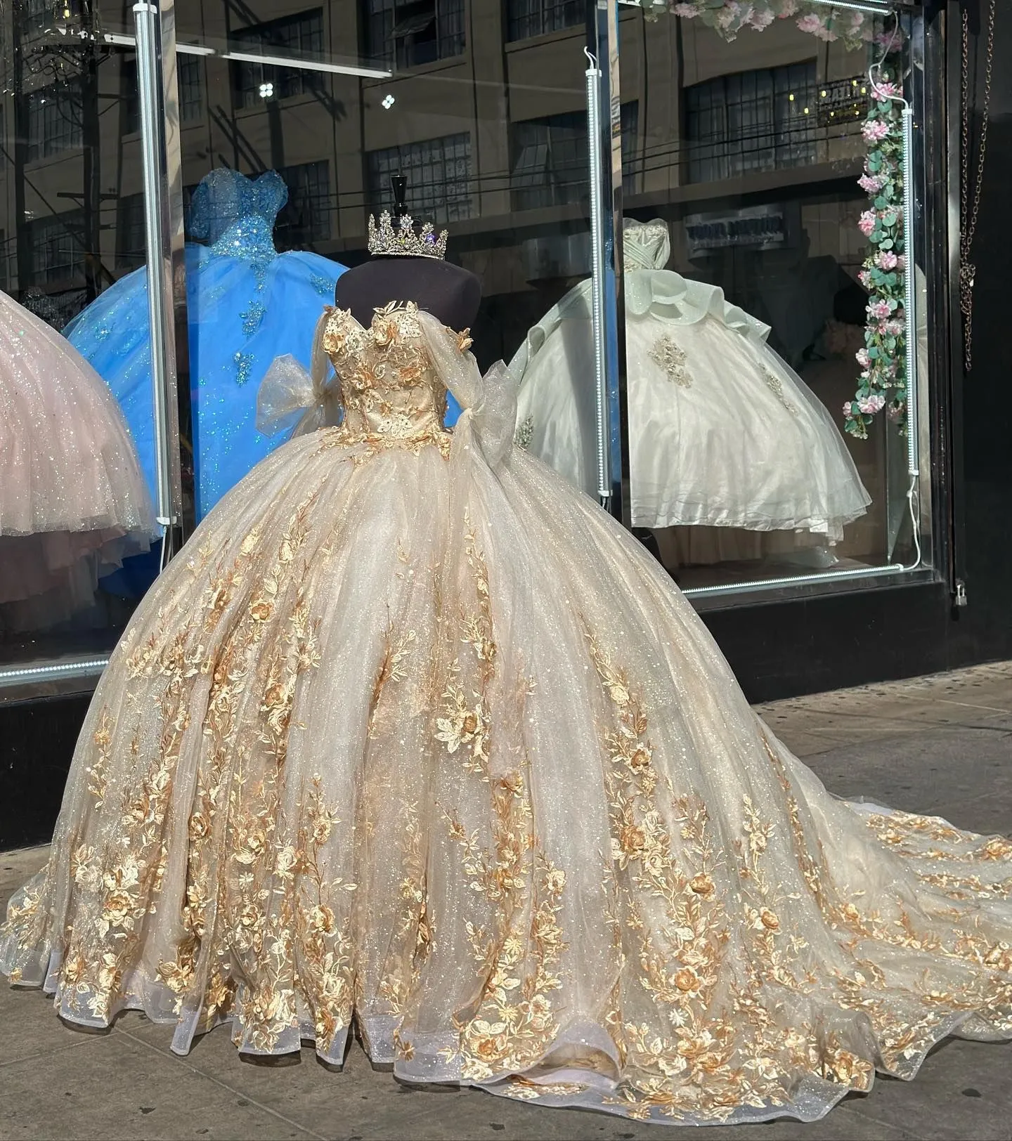 Luxury Champagne Quinceanera Dresses With Gold 3D Floral Flowers Appliques Lace Princess Ball Gown Sweet 16 Dress Off The Shoulder Back Lace-Up Prom Brithday Wear