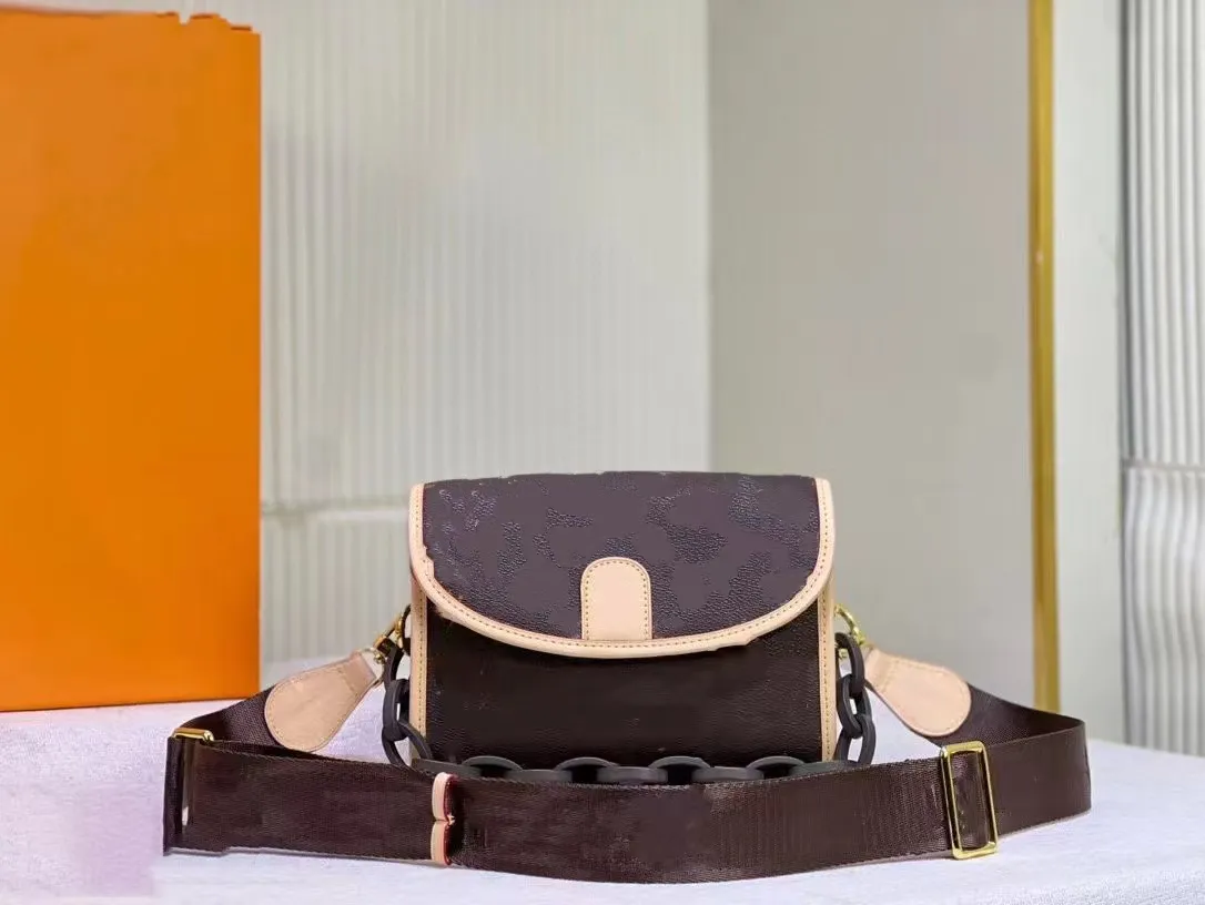 POUCH TOAK ED ÇANTA TOTE TAPI Omuz ve arka crossbody'nin kapasitesi yeterince büyüktür ve kemer tipi toka, açılması ve kapatılması kolay bir dekoratif mıknatıstır.