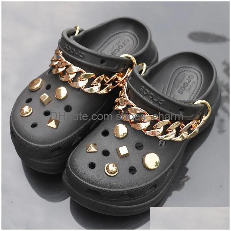 Sko delar tillbehör skor dekorationer kedjor för croc 1 set skosnöre buckle diy metall punk stil rock tofferss rivet charms dr dhzui