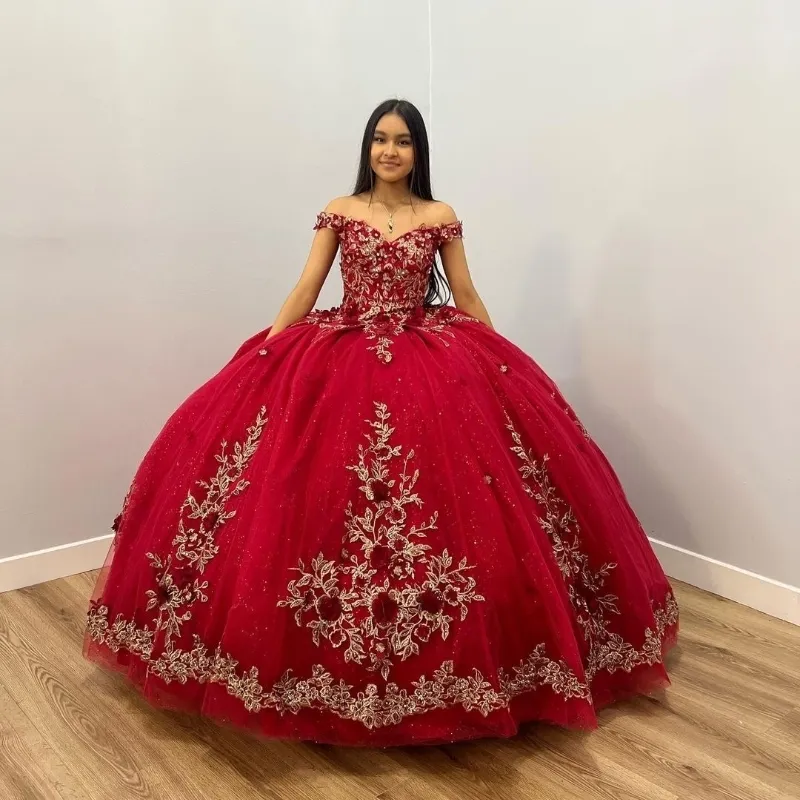 赤い光沢のあるボールガウンQuinceaneraドレスゴールドアップリケレースビーズから肩のコルセットスイート15 Vestidos de 15 Anos