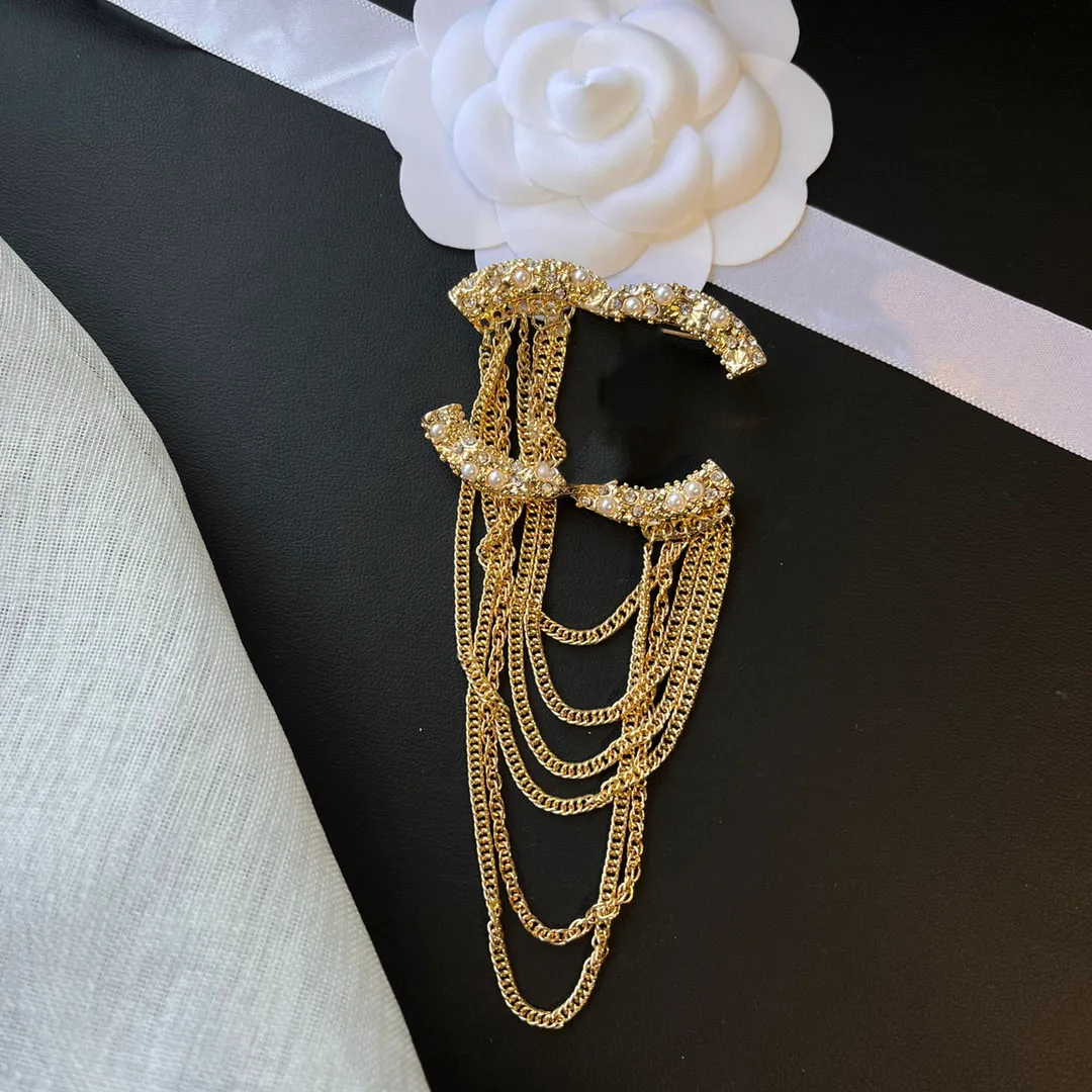 Projektant marki Tassel Sweet broote stalowe stali nierdzewne Sweter dla mężczyzn Women Crystal Rhinestone Ruit Pin 18K Gold Bratch Brooch Prezent D119