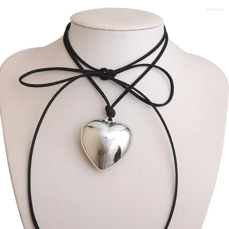 Choker Vintage Chunky Heart Naszyjnik dla kobiet czarny aksamit