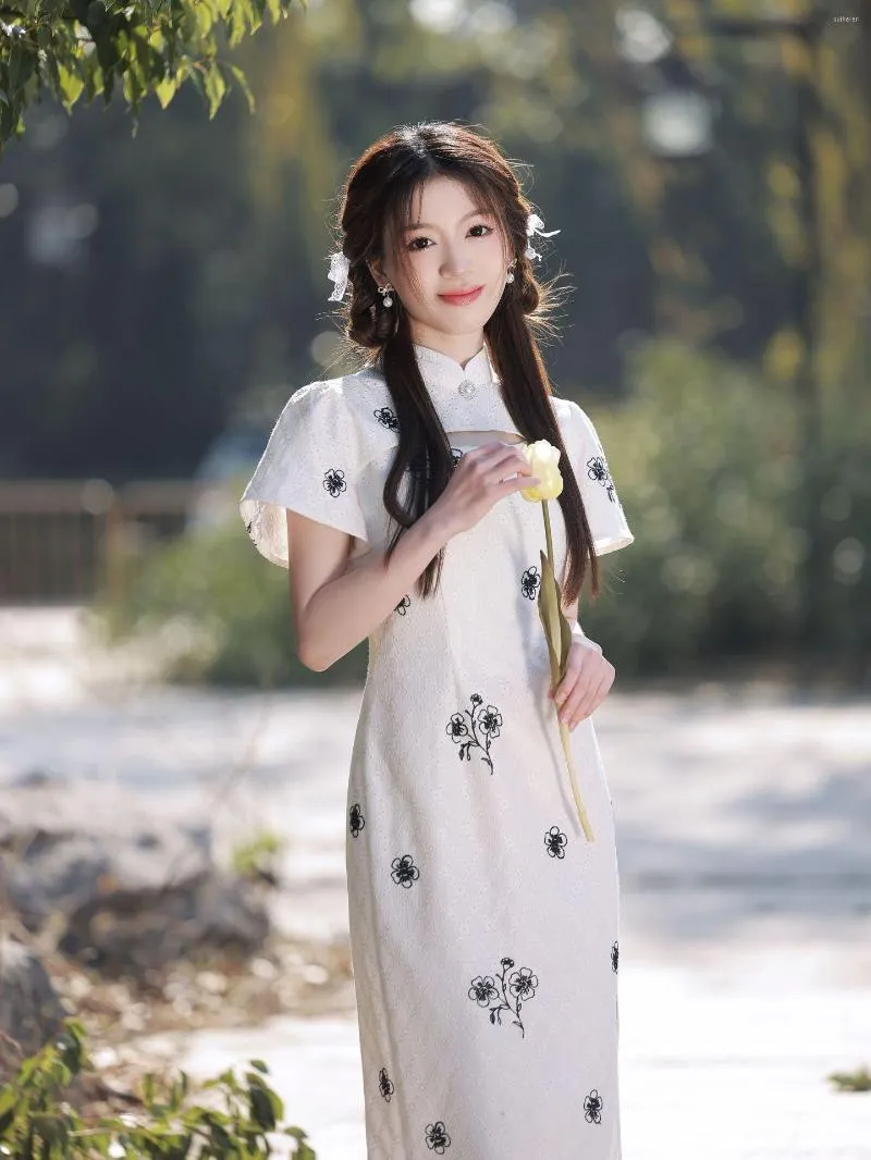 Abbigliamento etnico Donna Abito da festa lungo quotidiano retrò con ricamo floreale bianco Cheongsam stile cinese Qipao a spacco alto