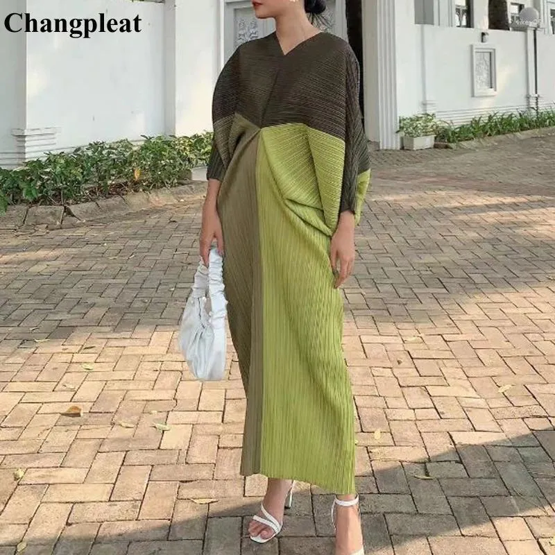 Abiti casual Changpleat 2023 Autunno Abbinamento di colori con scollo a V Abito da donna Miyak pieghettato di grandi dimensioni Moda maniche a pipistrello allentate Partito lungo