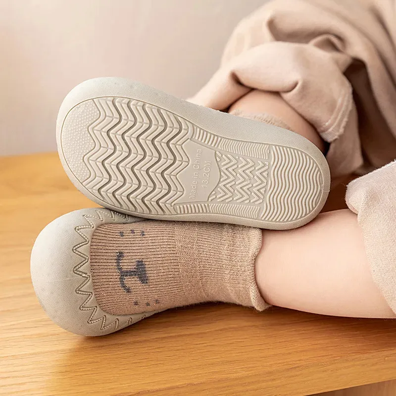 Första vandrare baby strumpor skor spädbarn söt tecknad barn pojke skor mjukt gummi ensam barn golv sneaker bebe stövlar småbarn flickor första vandrare 231110