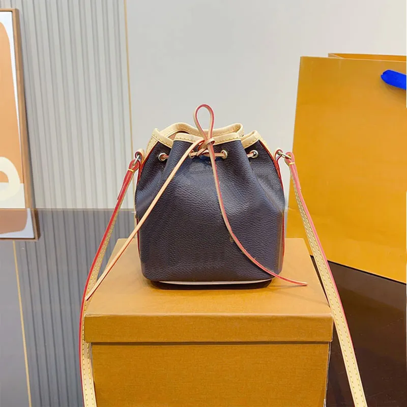 Sac seau à cordon Mini Hobo Aisselles Sacs à bandoulière Sacs à bandoulière Sacs à main en cuir véritable Femmes Messenger Sac à main Sac à main Pochette pour femme Sangle amovible