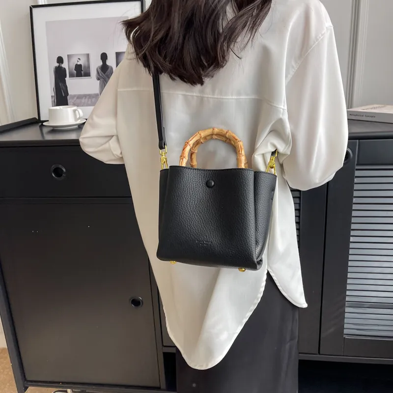 Modische Umhängetasche mit vielseitiger Handtasche Bambusgriff Design PU Damentasche
