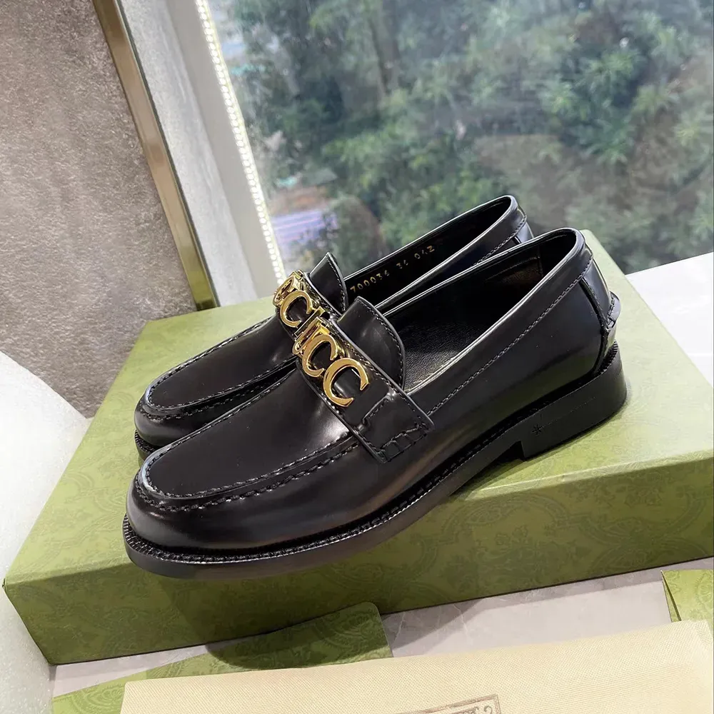 Svart patent läder runda förkläde tår lyxdesigners metall bokstäver logotyp låg häl plack för kvinnor loafers slip-on skor sko lounge lägenheter storlek 35-42