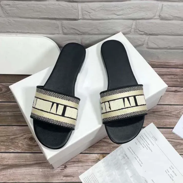 2023 Slide Designer Womens Sandals Slifori da uomo Flip Flops Luxury Flat Bottom Recamita Stampato 35-42