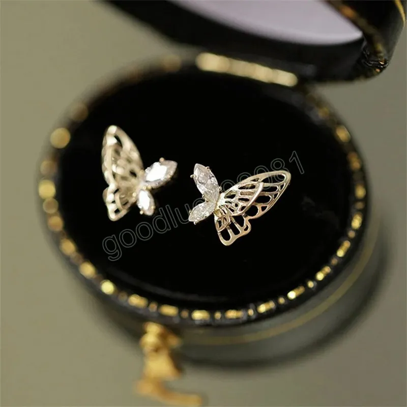 Semplici orecchini asimmetrici a forma di farfalla cava con cristalli intarsiati da donna, gioielli da sposa squisiti