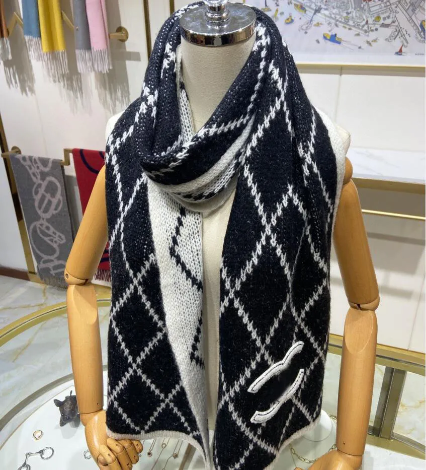 Exclusive autumn and winter thick scarf with clothes and bags of quality choice