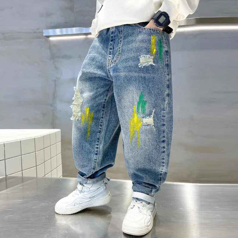 Jeans Enfants Jeans Couleur peinture Déchiré Trous Garçons Enfant Denim Pantalon Toddler Bébé Garçons Pantalon 2 -12 Ans Printemps Automne Enfants Bas 230413