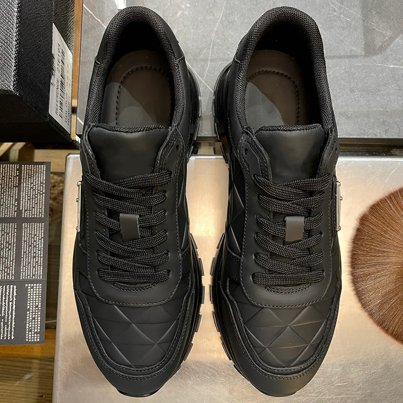 23 Printemps Automne Nouvelles Chaussures Habillées À Fond Plat Célèbre Designer Triangle En Métal Designer Hommes Baskets En Cuir Véritable Semelle Épaisse Élevée Nonslides Hommes Chaussures