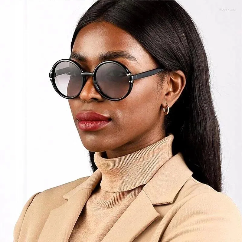 Elegant Round Sunglasses for Women - Fashionable Circle  display picture 1