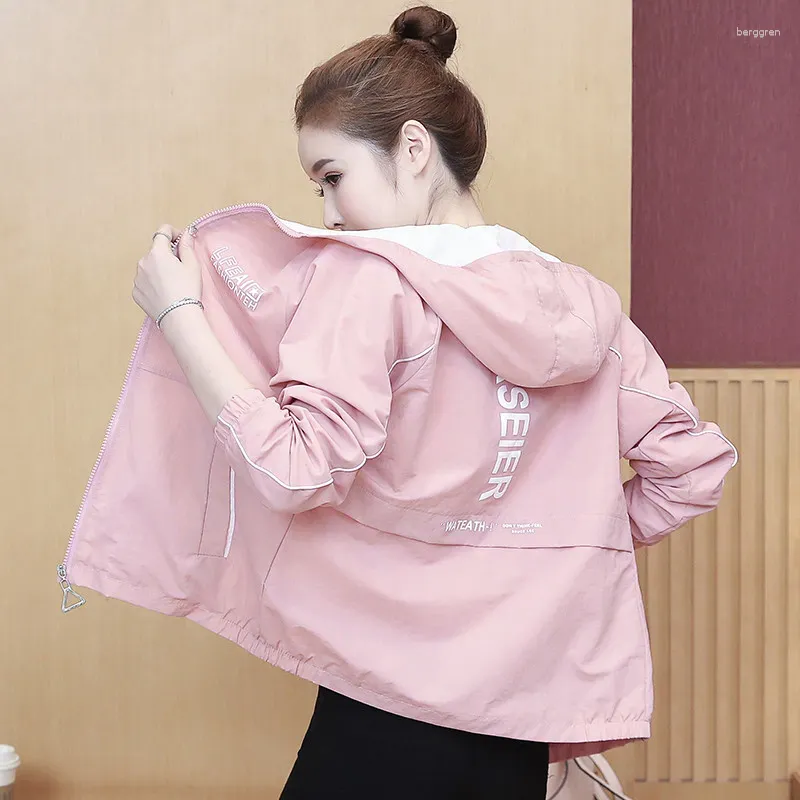 Kvinnorjackor Spring Autumn Jacket Fashion Letter Print Hooded Thin Windbreaker Kvinnlig kortrock Outwear Pink Green Y444