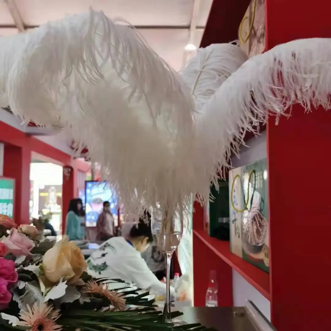 Autres fournitures de fête d'événement Plumes de mariage promotionnelles Plumes de plumes d'autruche réelles 3055cm Centres de table blancs pour la décoration de table 231113