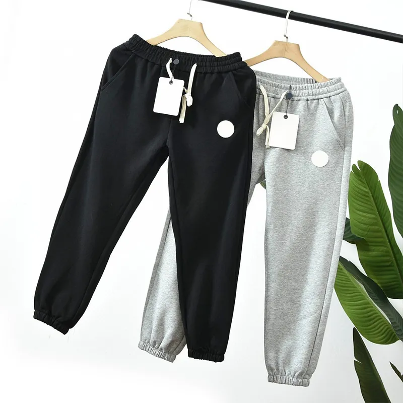 Designer mens pant nya produkter monclair broderi män temperament fashionabla casual byxor varma smala mångsidiga leggings mode casual dragstring svettbyxor