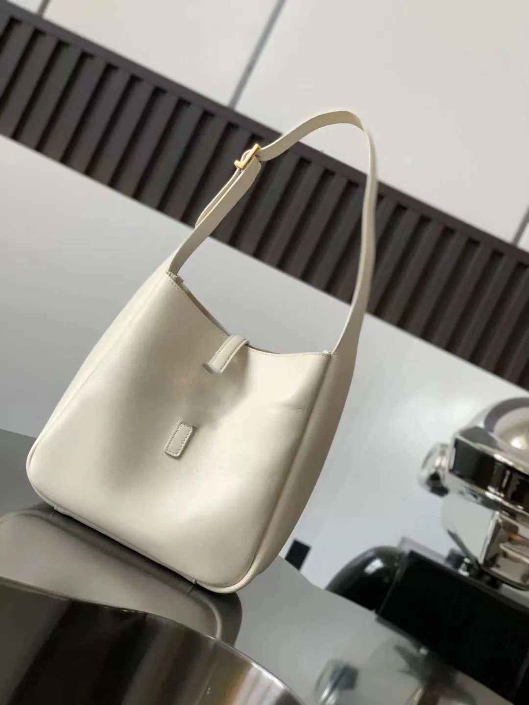 Le sac sous les bras qui a explosé cette année a un contour simple et tridimensionnel, qui a l'air solide mais pas trop pointu. Associé à la boucle plug-in emblématique de la marque,