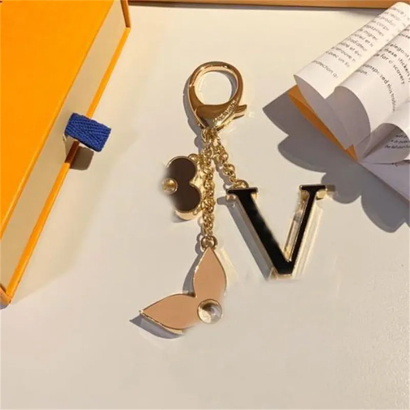Keychains Fashion Women Lanyards Designer Keychain Brand Letter Carabiner Chain Womens Bag Charm Pendant Men Car Key Ring