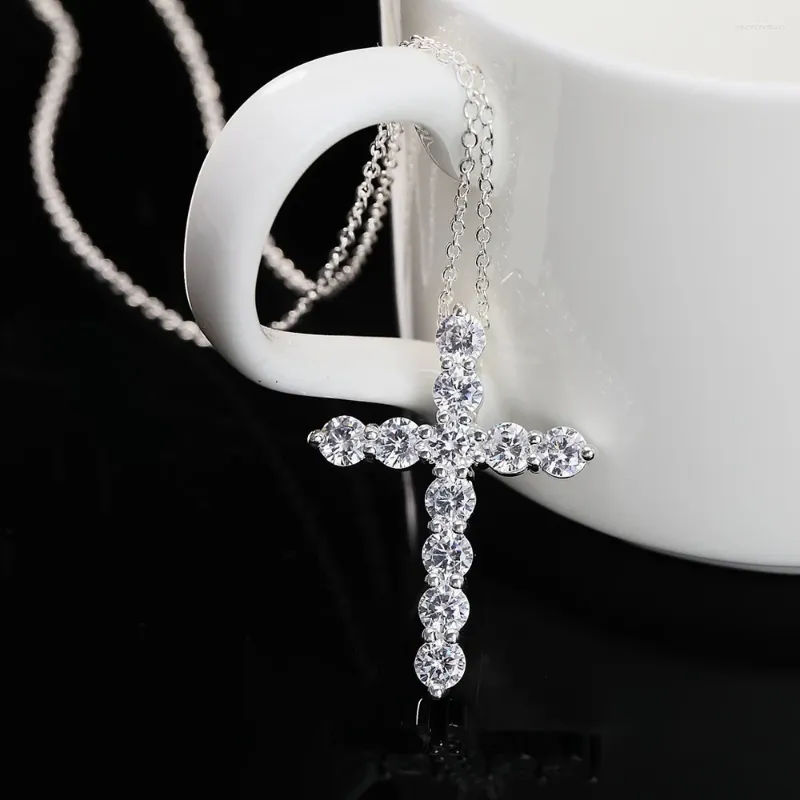 Hängen 925 Sterling Silver Zircon Cross Necklace For Women Charm High Quality Wedding Party Fashion Jewelry Artiklar