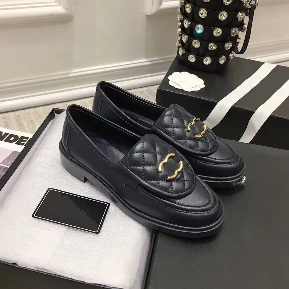 Designer kanalskor kvinnor 100% cowhide toppkvalitet loafers läder kvinnor kedja mocassin läder klänning skor lyxiga mulor metallknapp plattskor klassiska skor