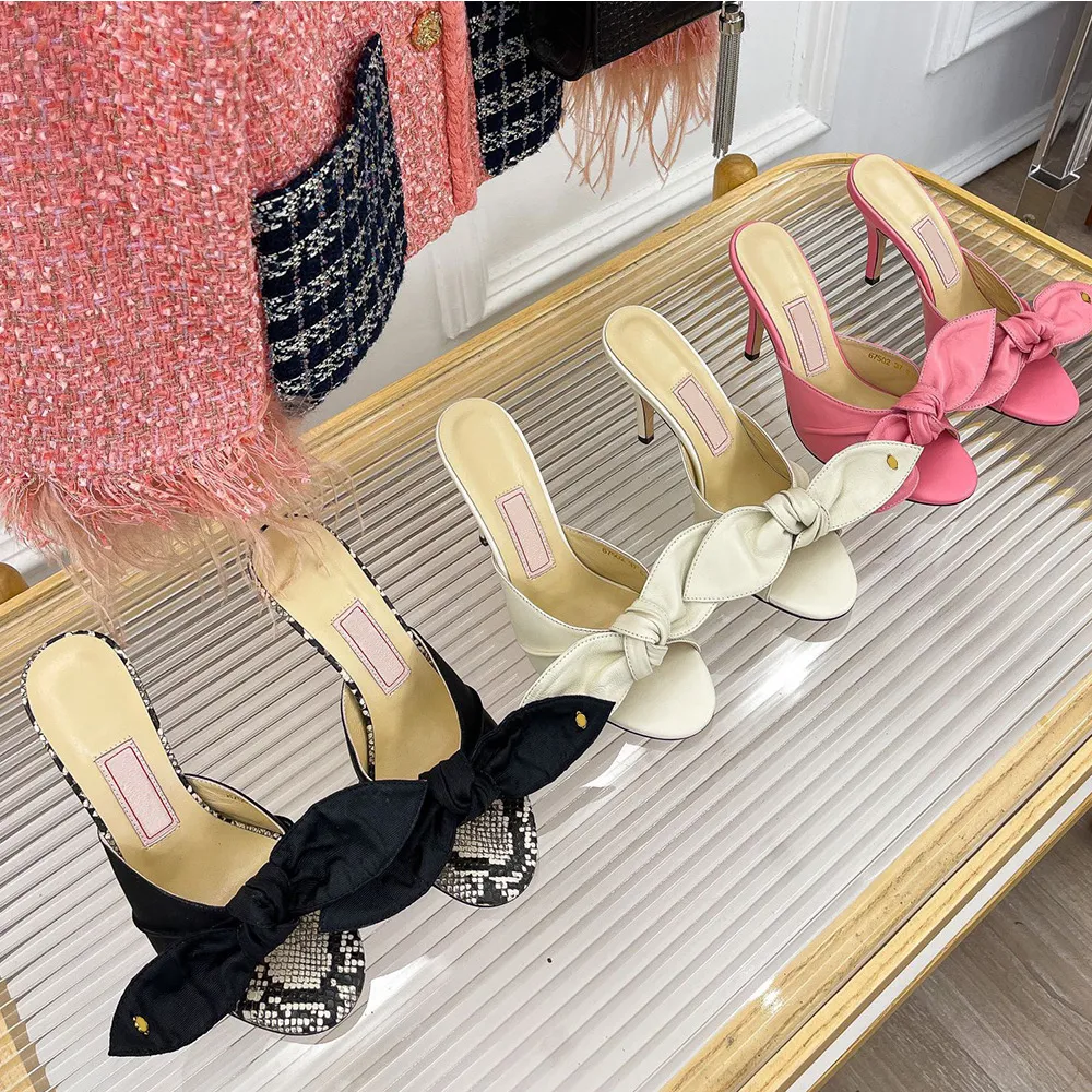 Populaire dames beroemde designer Sandalen Handtekeningen Hoge hakken Flats schoenen lente zomer 2023 nieuwe koeienhuid lederen sandalen mode elegante strik sandaalhakken