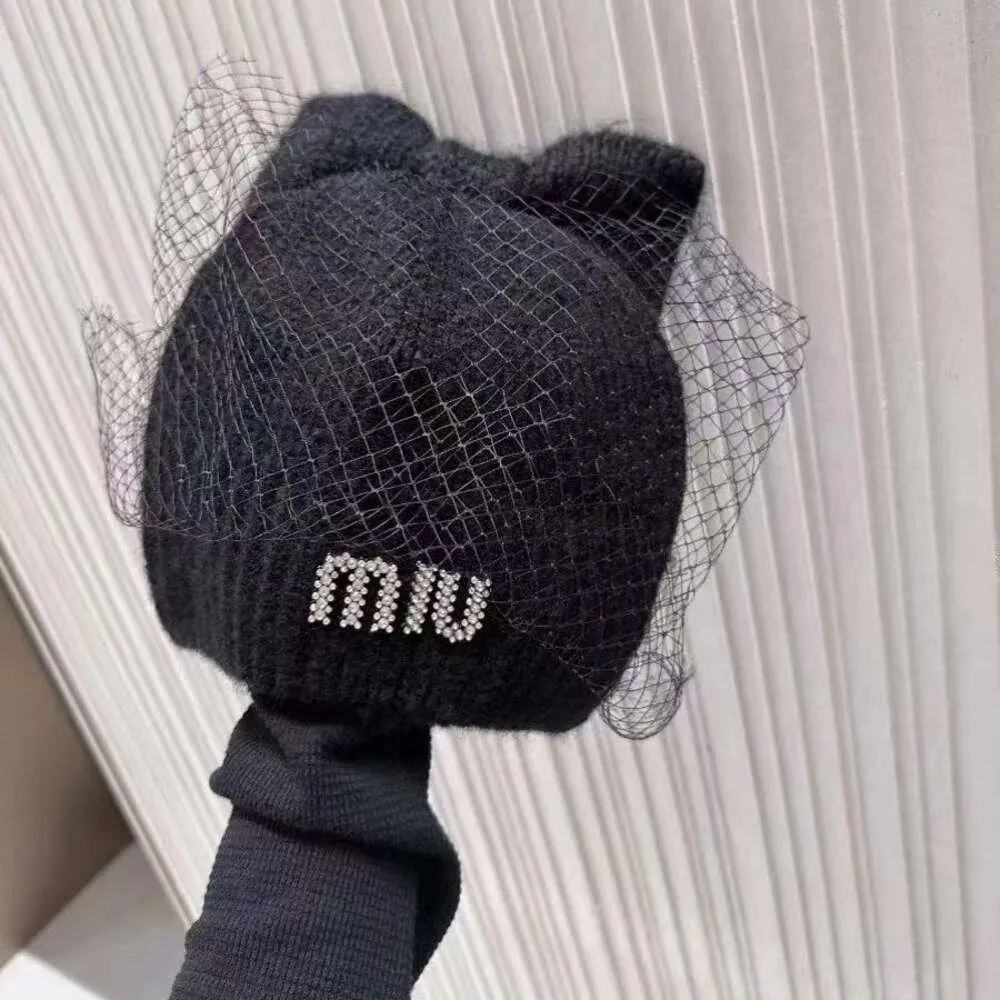 Ball Caps Miu Family Herfst en Winter Nieuwe Mode Wollen Baret Mesh Masker Achthoekige Hoed Vrouwelijke Outdoor Veelzijdige Kunstenaar