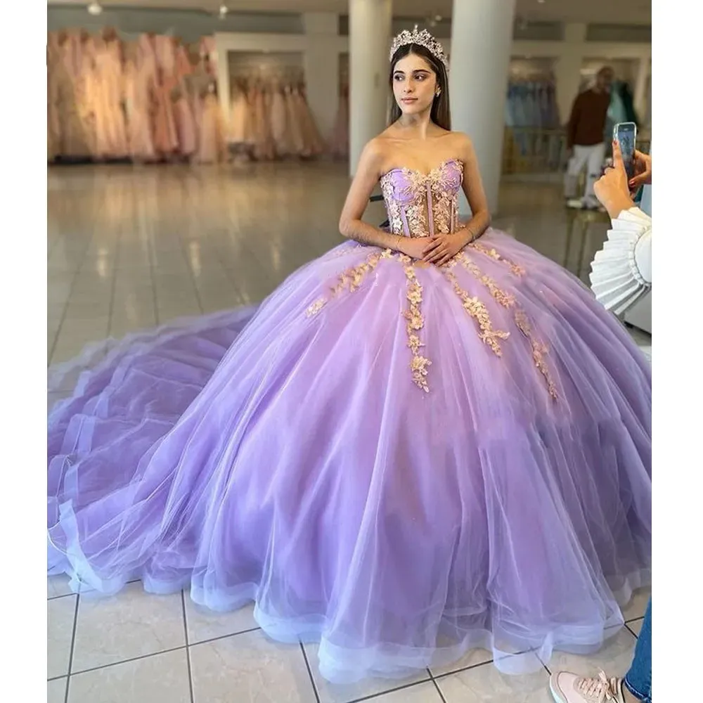 Quinceanera Lavender Dresses D دانتيل الزهور الدانتيل الحبيب خط العنق المسح قطار تول وهم مخصص حلوة الأميرة مسابقة كرة الثوب