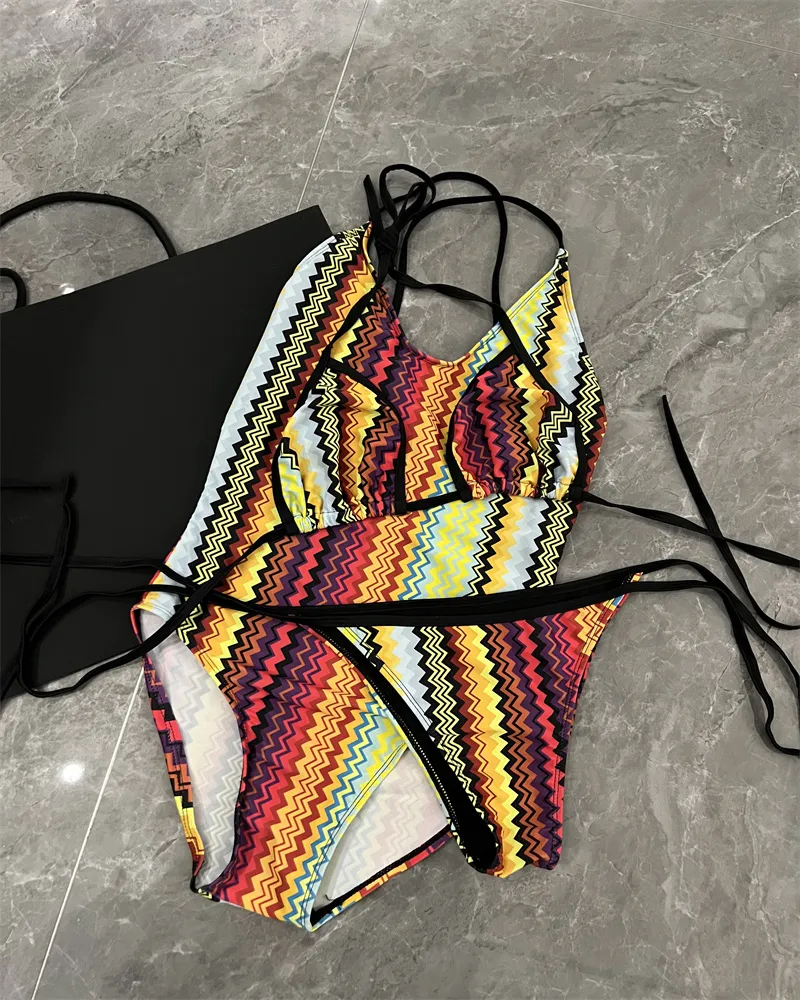 طقم بيكيني نسائي من طباعة الحروف مع وسادات ملابس سباحة نسائية مثيرة للسباحة والشاطئ لركوب الأمواج
