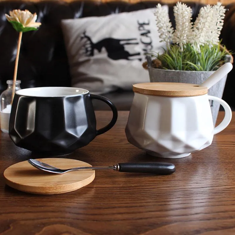 Tassen Europäische Kaffeetasse Becher mit Deckel Löffel Einfache Keramik Milchbecher Kreatives Trinkgeschirr für Zuhause, Büro, Weiß/Schwarz
