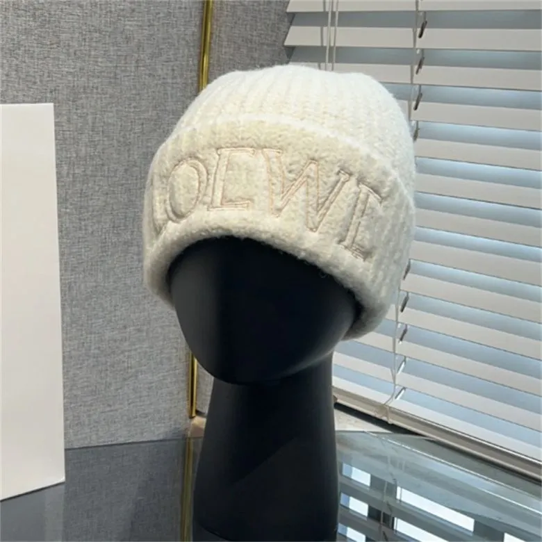 Designerlowe Hat 2023 Winter Beanie Rätt brevversion Varm kall hatt Officiell webbplats 1: 1 Ullkapslar Varm stickad hatt för utomhussport på vintern