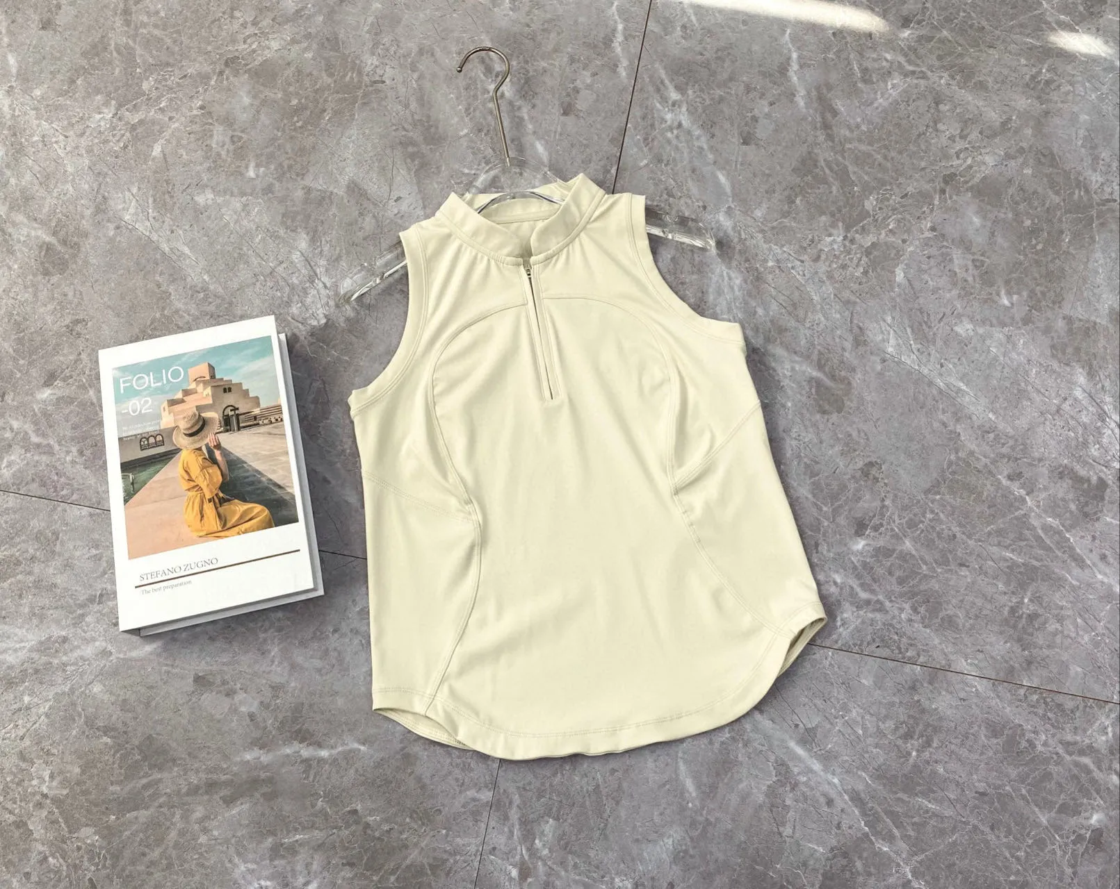 ヨガトップス通気性トレーニングシャツセクシーなベスト衣装の素早い乾燥短いTシャツ半分高い襟女性スリムタンクスポーツジョギングルルスTシャツ