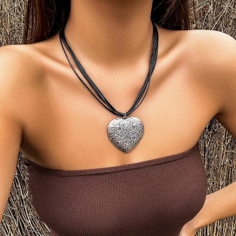 Collane con ciondolo Catene di corda nera a strati con pendenti a cuore grande Collana per le donne Accessori alla moda punk sul collo 2023 Gioielli di moda